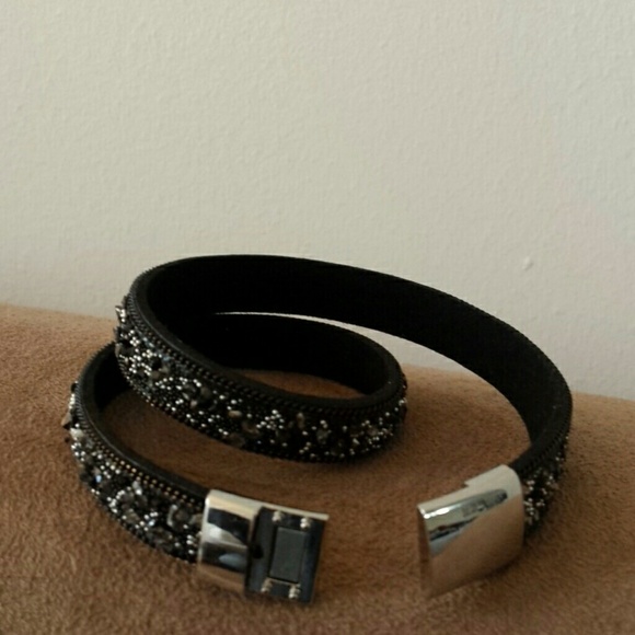 Beaded and faux suede bracelet. - Picture 4 of 4